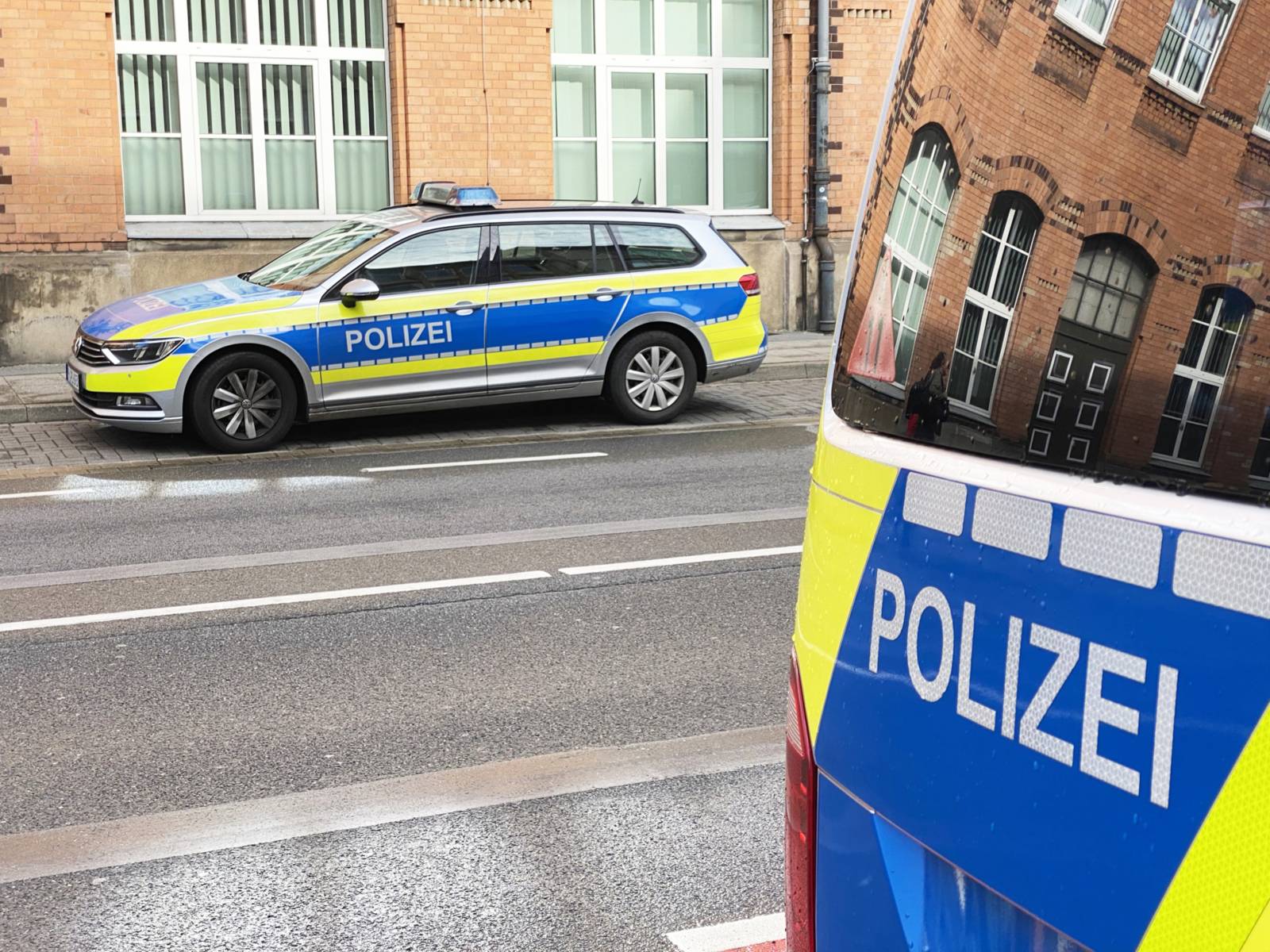 Zwei Polizeifahrzeuge parken vor dem Dienstgebäude an der hannoverschen Herschelstraße